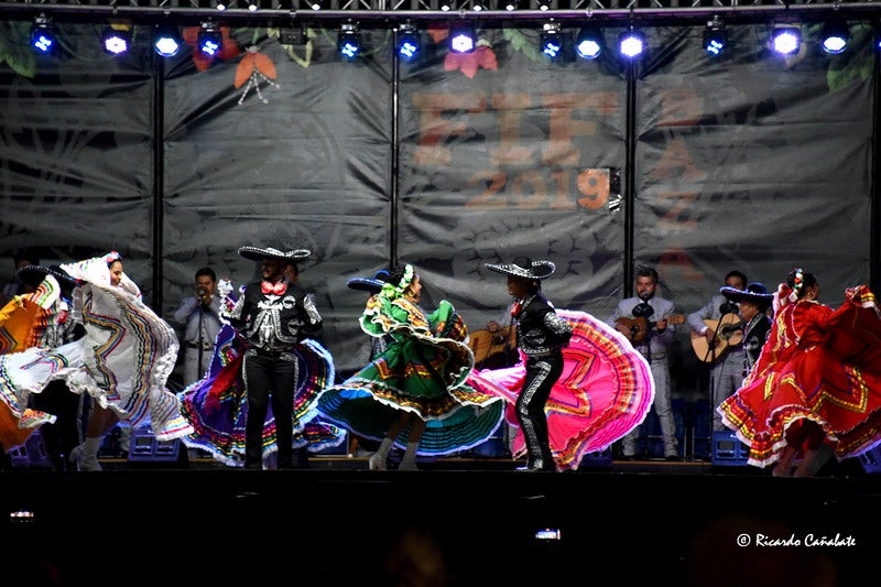 El baile multicolor del folclore mundial en Baza