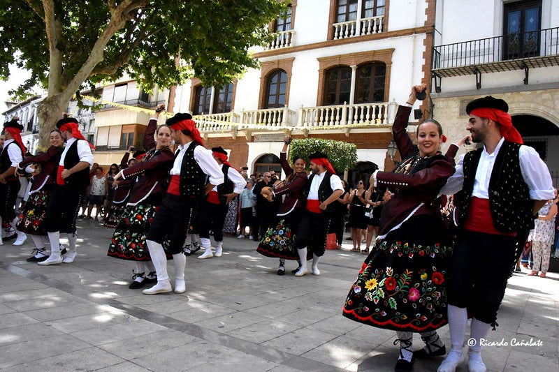 El baile multicolor del folclore mundial en Baza