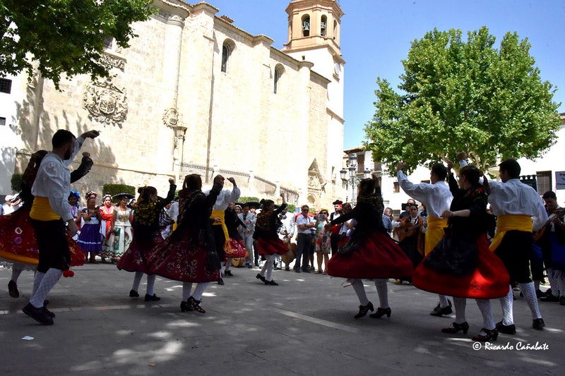 El baile multicolor del folclore mundial en Baza