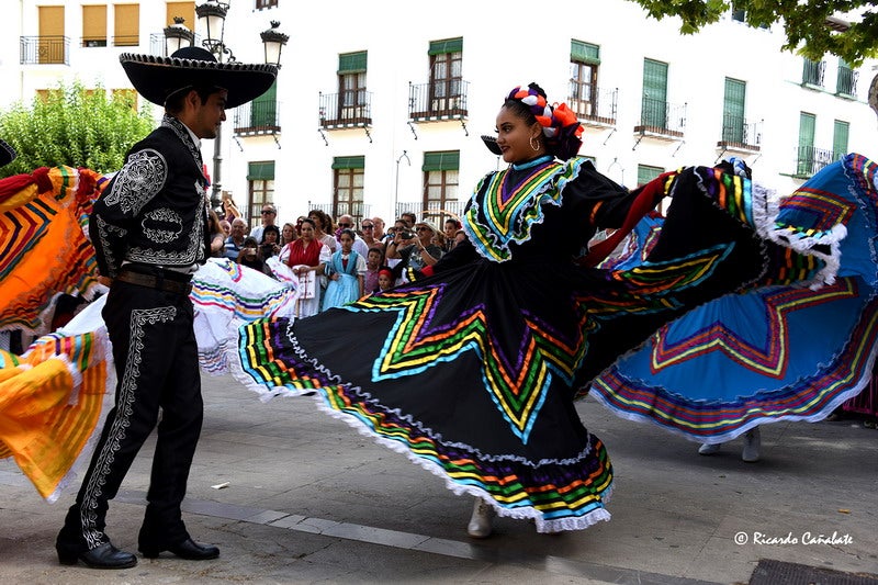 El baile multicolor del folclore mundial en Baza