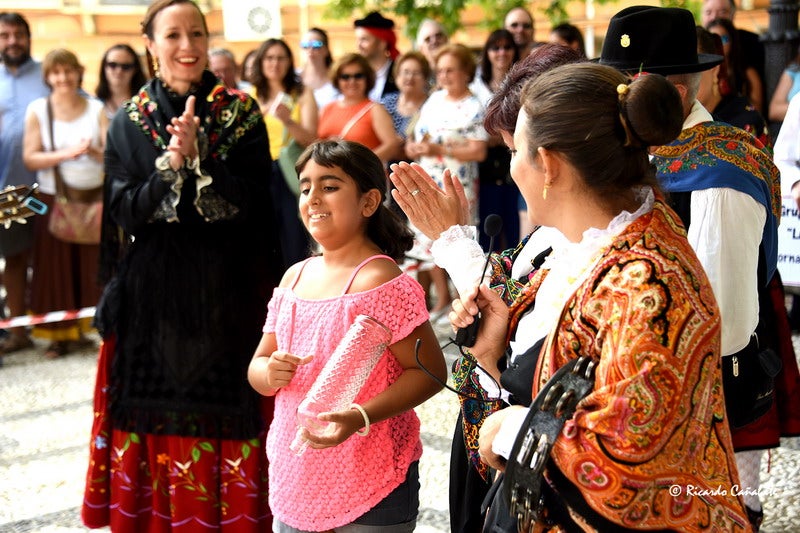 El baile multicolor del folclore mundial en Baza