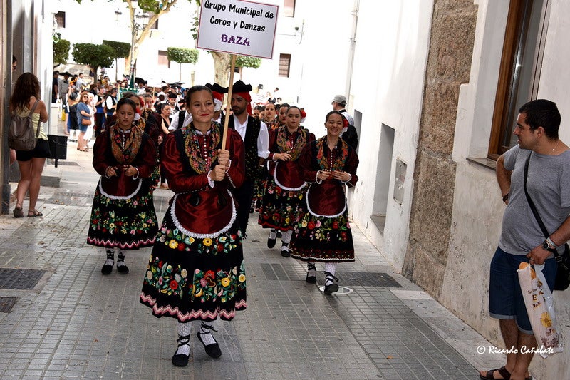 El baile multicolor del folclore mundial en Baza