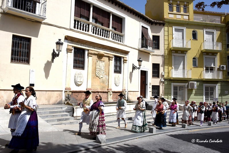 El baile multicolor del folclore mundial en Baza