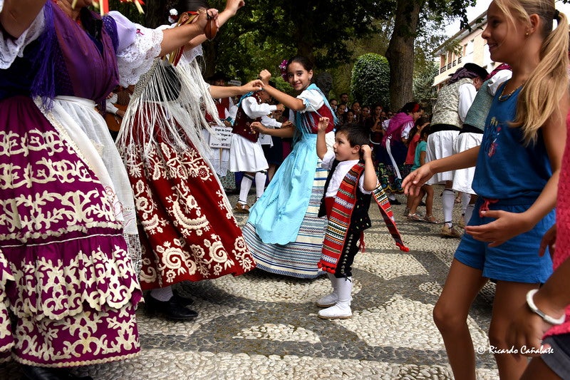 El baile multicolor del folclore mundial en Baza