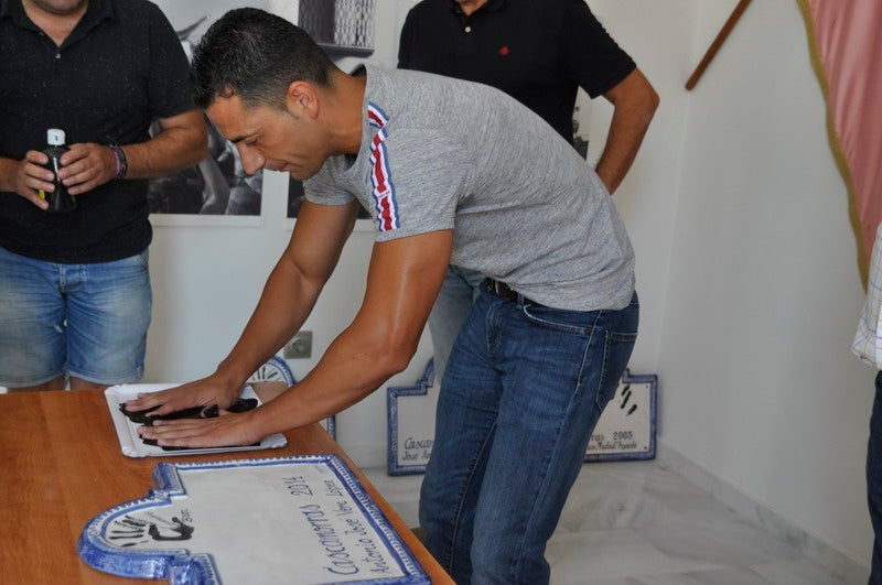 Baza le entrega el traje al Cascamorras Antonio Vera 