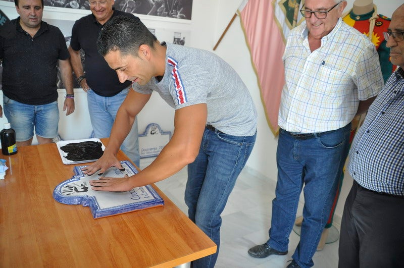 Baza le entrega el traje al Cascamorras Antonio Vera 