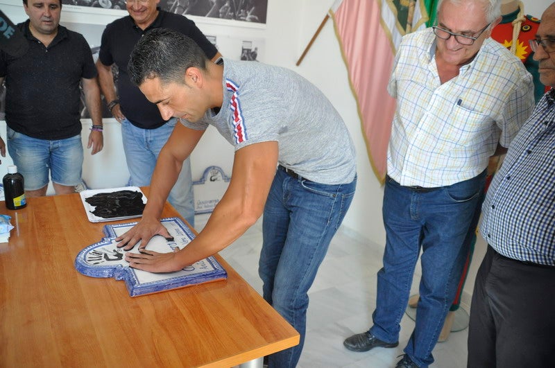 Baza le entrega el traje al Cascamorras Antonio Vera 