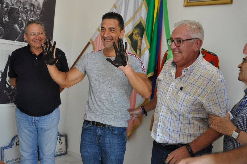 Baza le entrega el traje al Cascamorras Antonio Vera 