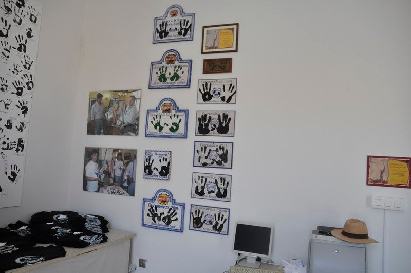 Baza le entrega el traje al Cascamorras Antonio Vera 