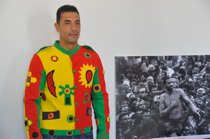 Baza le entrega el traje al Cascamorras Antonio Vera 