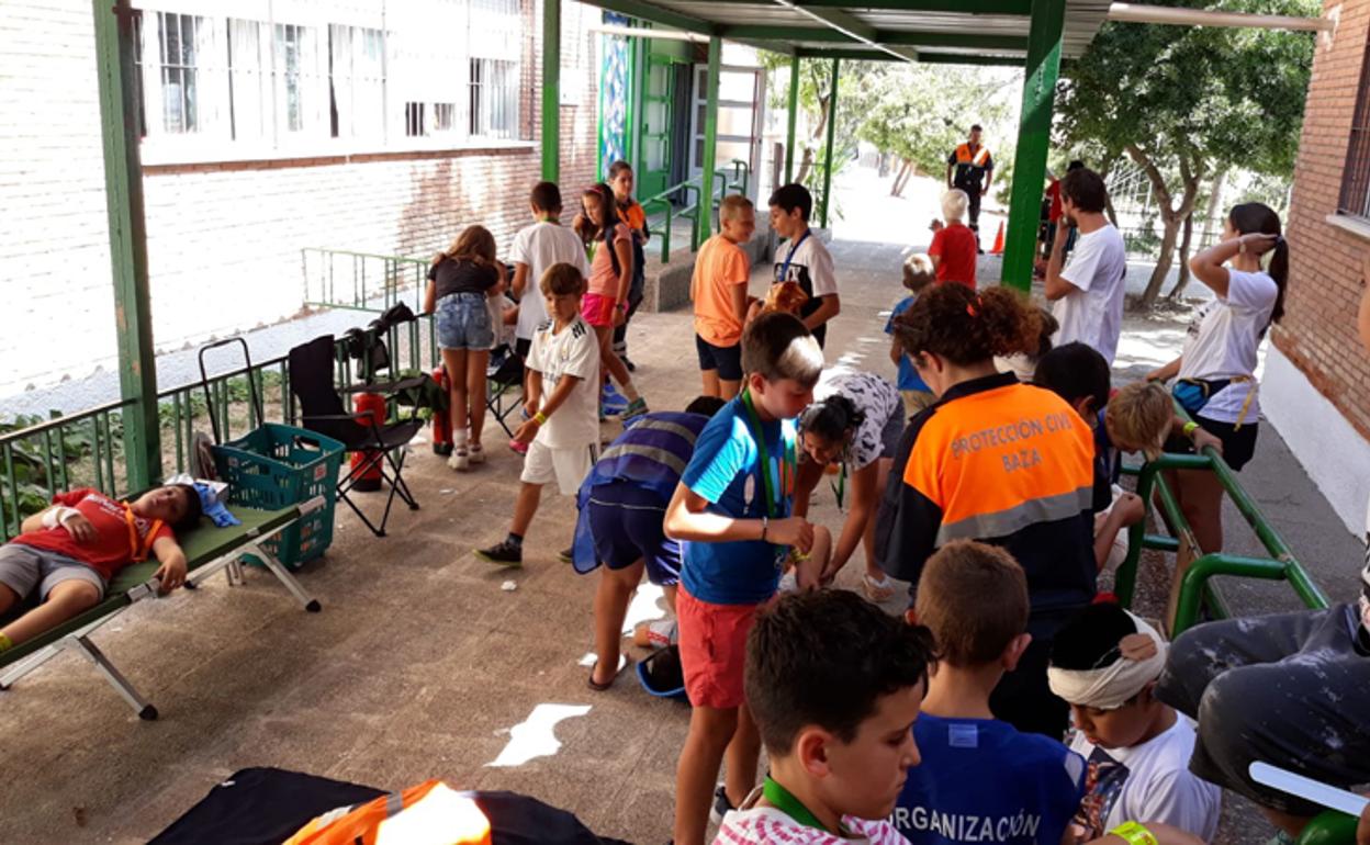 Alumnos de la Escuela de Verano, en un simulacro de terremoto
