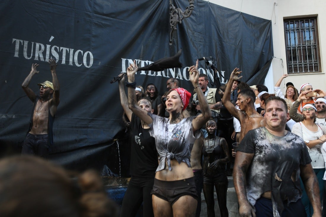 Aquí puedes ver una selección de las mejores fotografías del multitudinario Cascamorras, que ha reunido a unas 15.000 personas en Baza