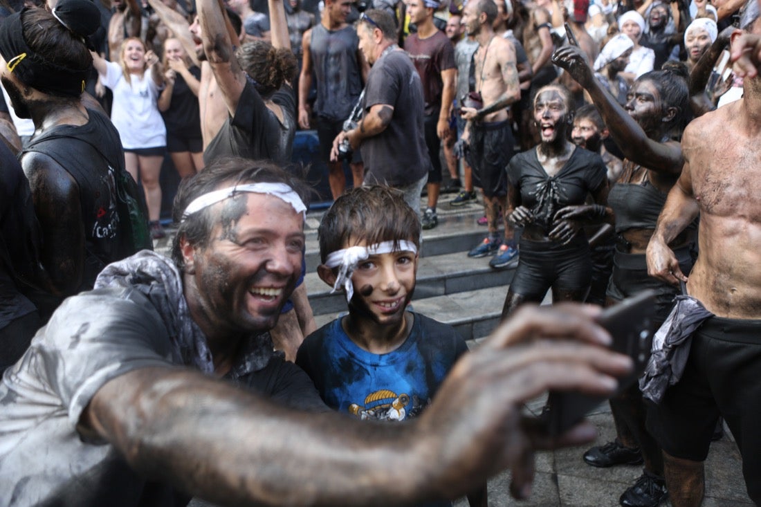 Aquí puedes ver una selección de las mejores fotografías del multitudinario Cascamorras, que ha reunido a unas 15.000 personas en Baza