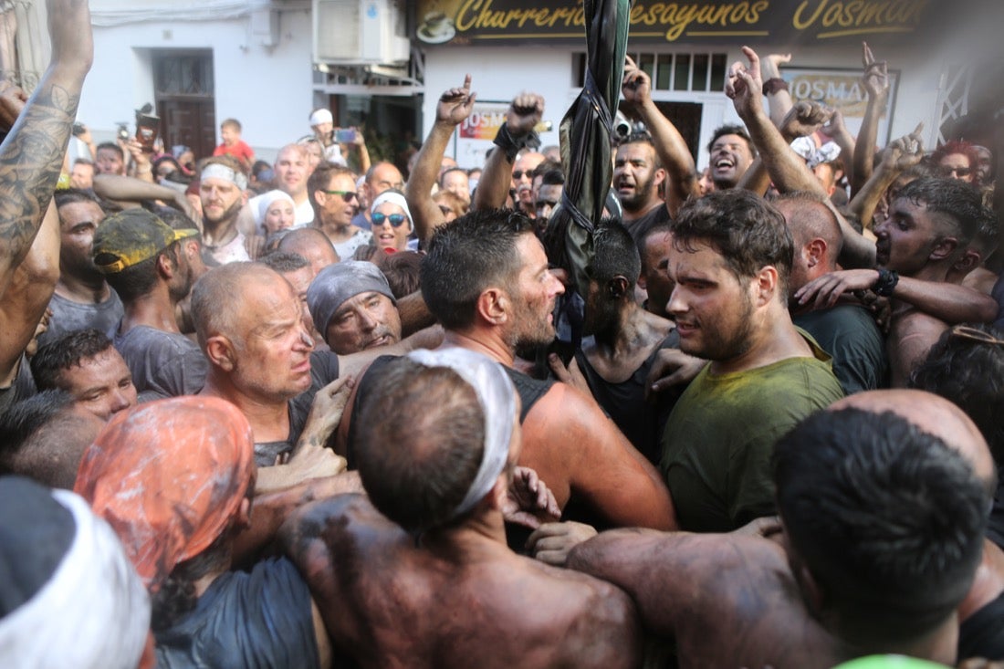 Aquí puedes ver una selección de las mejores fotografías del multitudinario Cascamorras, que ha reunido a unas 15.000 personas en Baza