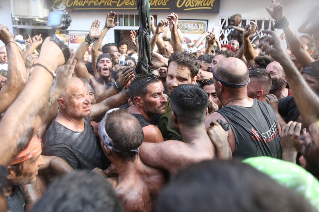 Aquí puedes ver una selección de las mejores fotografías del multitudinario Cascamorras, que ha reunido a unas 15.000 personas en Baza