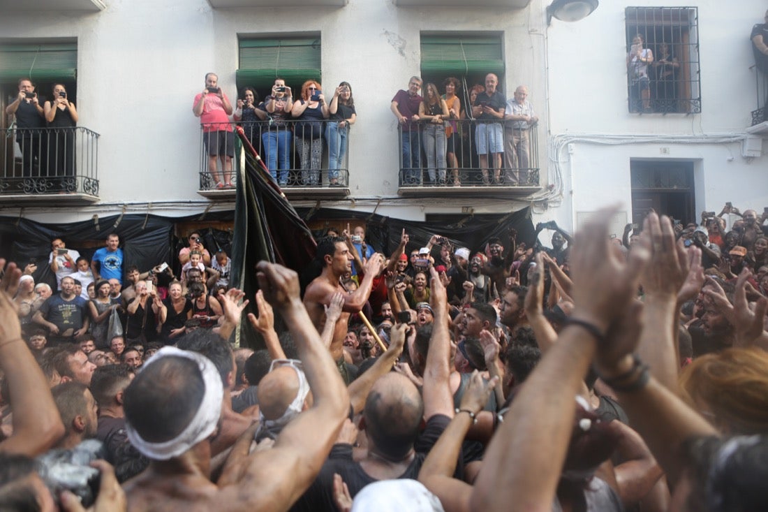 Aquí puedes ver una selección de las mejores fotografías del multitudinario Cascamorras, que ha reunido a unas 15.000 personas en Baza