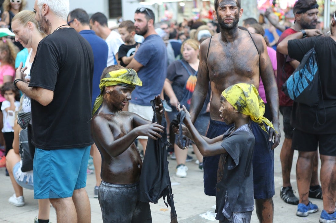 Aquí puedes ver una selección de las mejores fotografías del multitudinario Cascamorras, que ha reunido a unas 15.000 personas en Baza