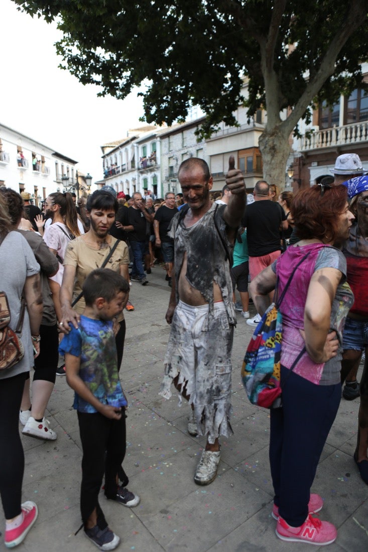 Aquí puedes ver una selección de las mejores fotografías del multitudinario Cascamorras, que ha reunido a unas 15.000 personas en Baza