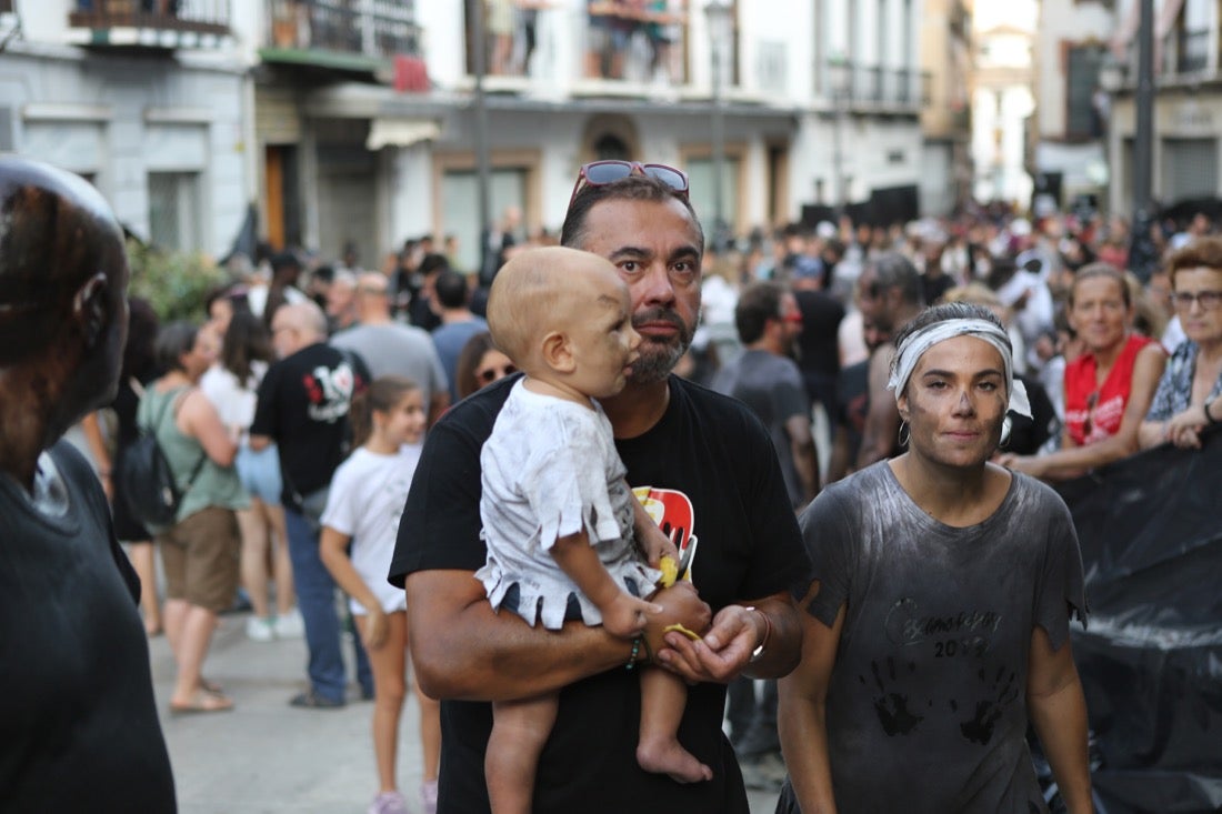 Aquí puedes ver una selección de las mejores fotografías del multitudinario Cascamorras, que ha reunido a unas 15.000 personas en Baza