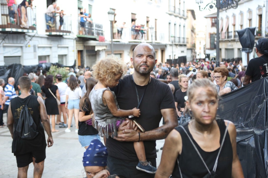 Aquí puedes ver una selección de las mejores fotografías del multitudinario Cascamorras, que ha reunido a unas 15.000 personas en Baza