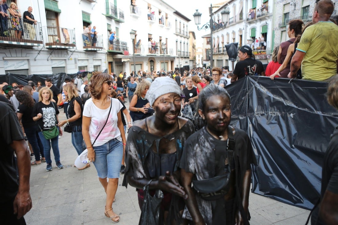 Aquí puedes ver una selección de las mejores fotografías del multitudinario Cascamorras, que ha reunido a unas 15.000 personas en Baza