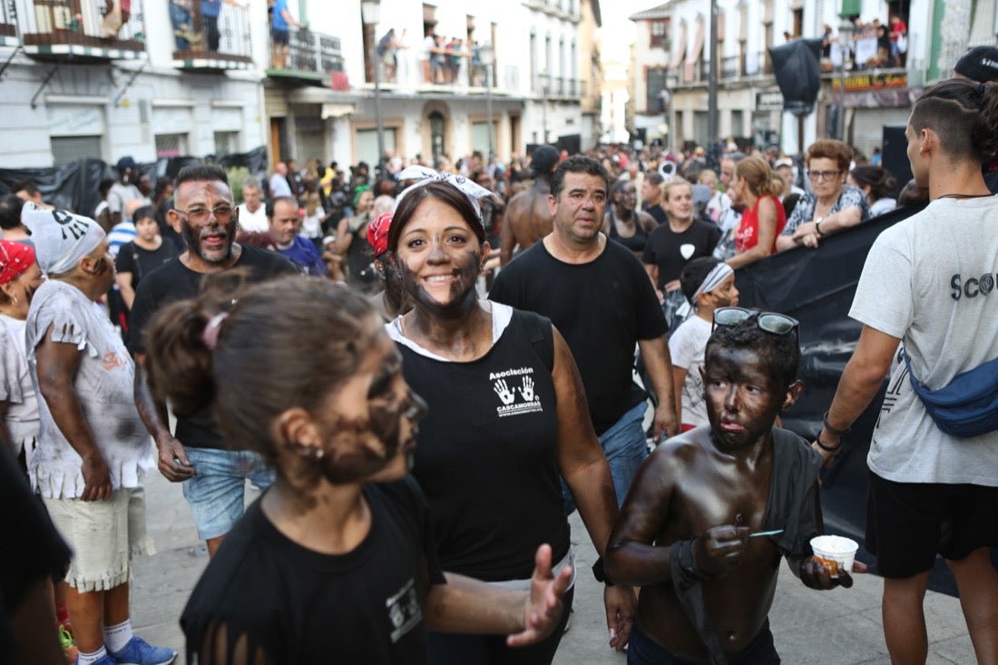 Aquí puedes ver una selección de las mejores fotografías del multitudinario Cascamorras, que ha reunido a unas 15.000 personas en Baza