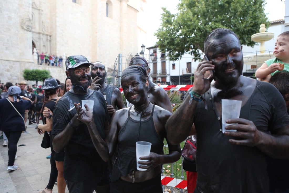 Aquí puedes ver una selección de las mejores fotografías del multitudinario Cascamorras, que ha reunido a unas 15.000 personas en Baza