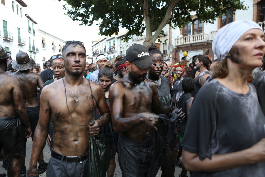 Aquí puedes ver una selección de las mejores fotografías del multitudinario Cascamorras, que ha reunido a unas 15.000 personas en Baza