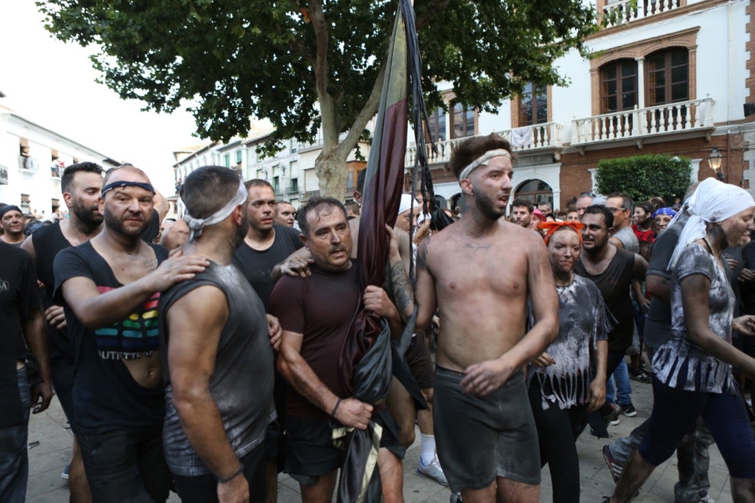 Aquí puedes ver una selección de las mejores fotografías del multitudinario Cascamorras, que ha reunido a unas 15.000 personas en Baza