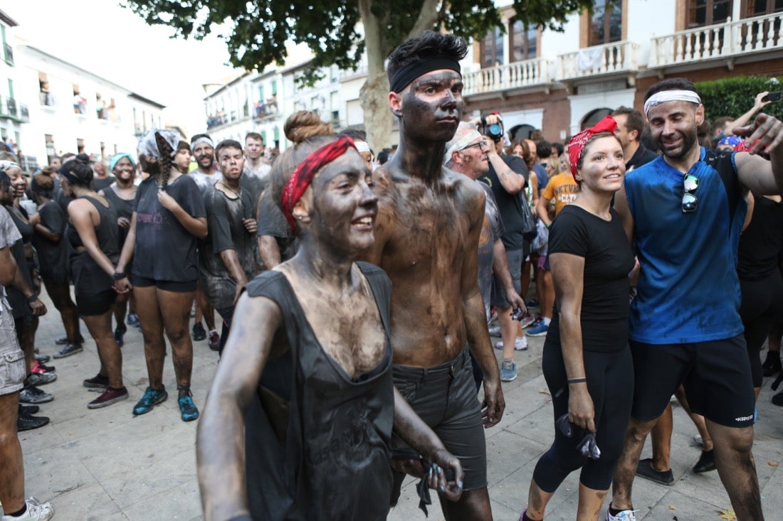 Aquí puedes ver una selección de las mejores fotografías del multitudinario Cascamorras, que ha reunido a unas 15.000 personas en Baza