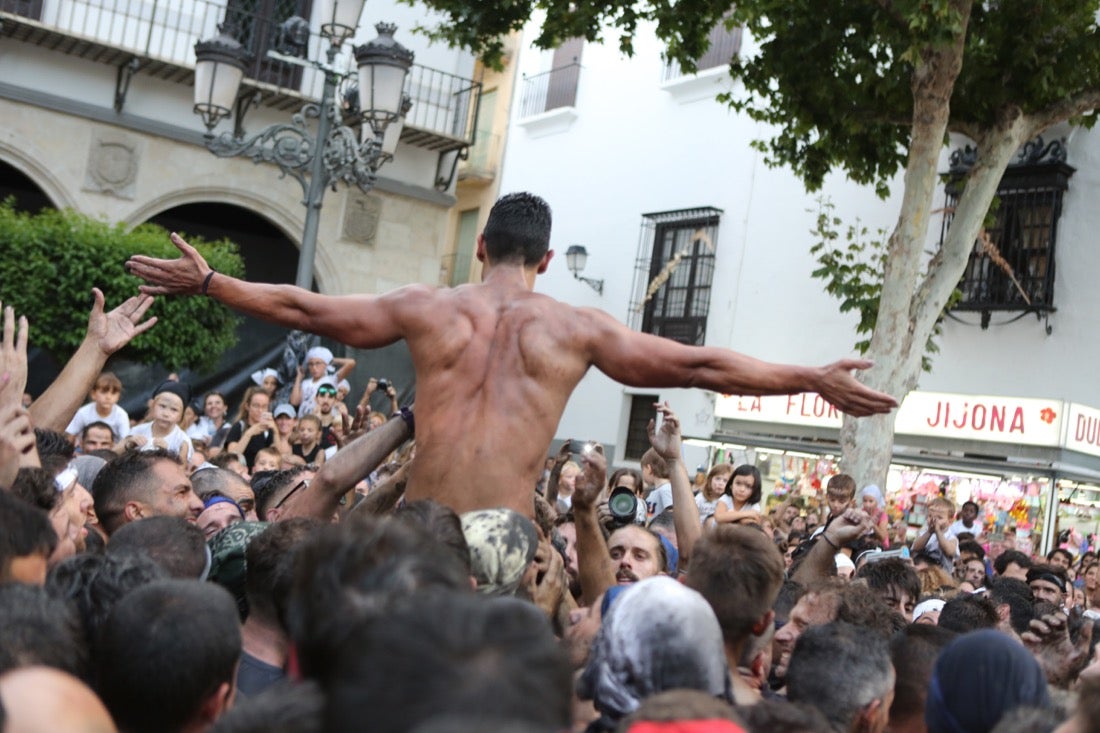 Aquí puedes ver una selección de las mejores fotografías del multitudinario Cascamorras, que ha reunido a unas 15.000 personas en Baza