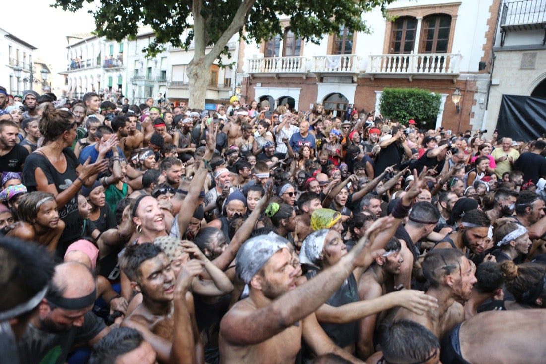 Aquí puedes ver una selección de las mejores fotografías del multitudinario Cascamorras, que ha reunido a unas 15.000 personas en Baza