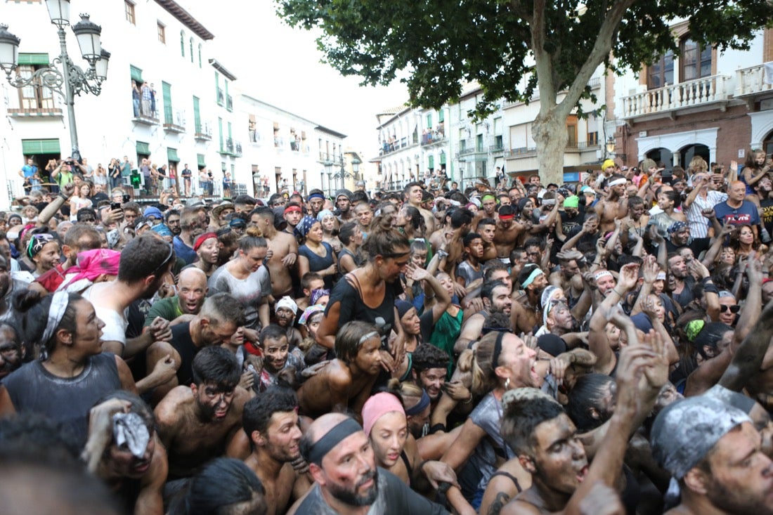 Aquí puedes ver una selección de las mejores fotografías del multitudinario Cascamorras, que ha reunido a unas 15.000 personas en Baza