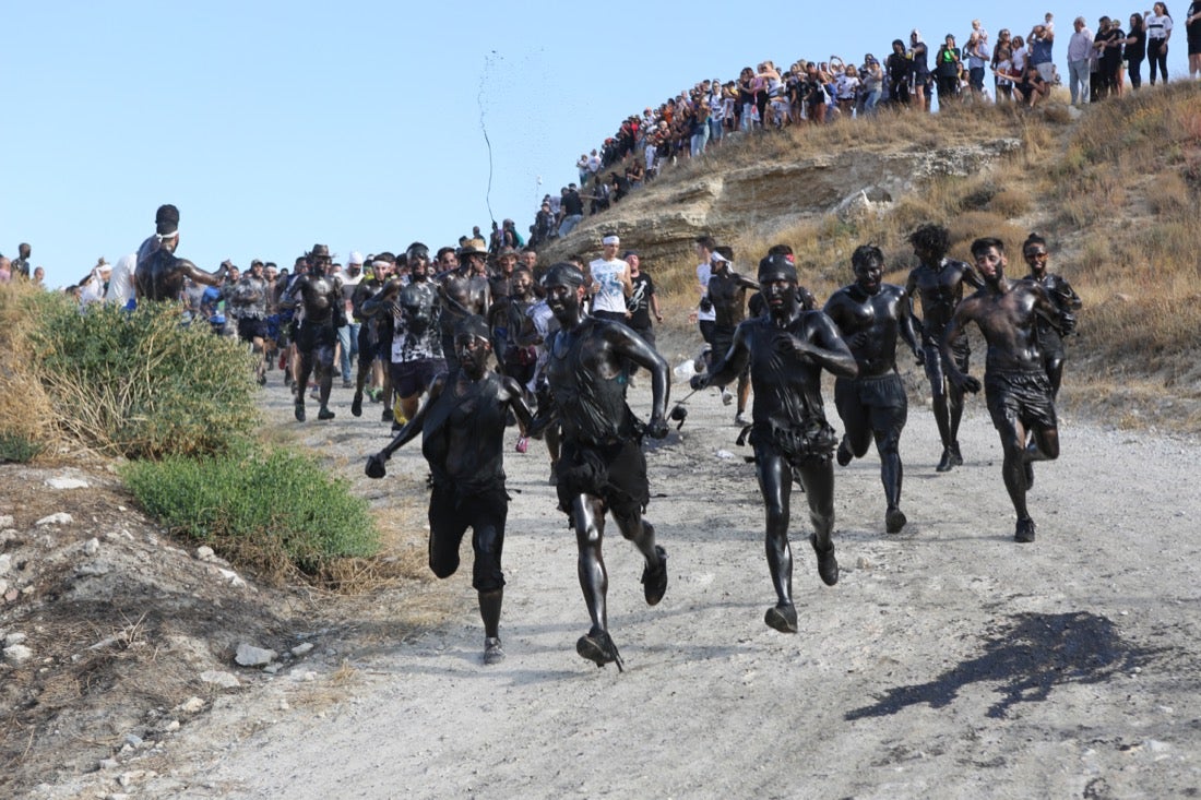 Aquí puedes ver una selección de las mejores fotografías del multitudinario Cascamorras, que ha reunido a unas 15.000 personas en Baza