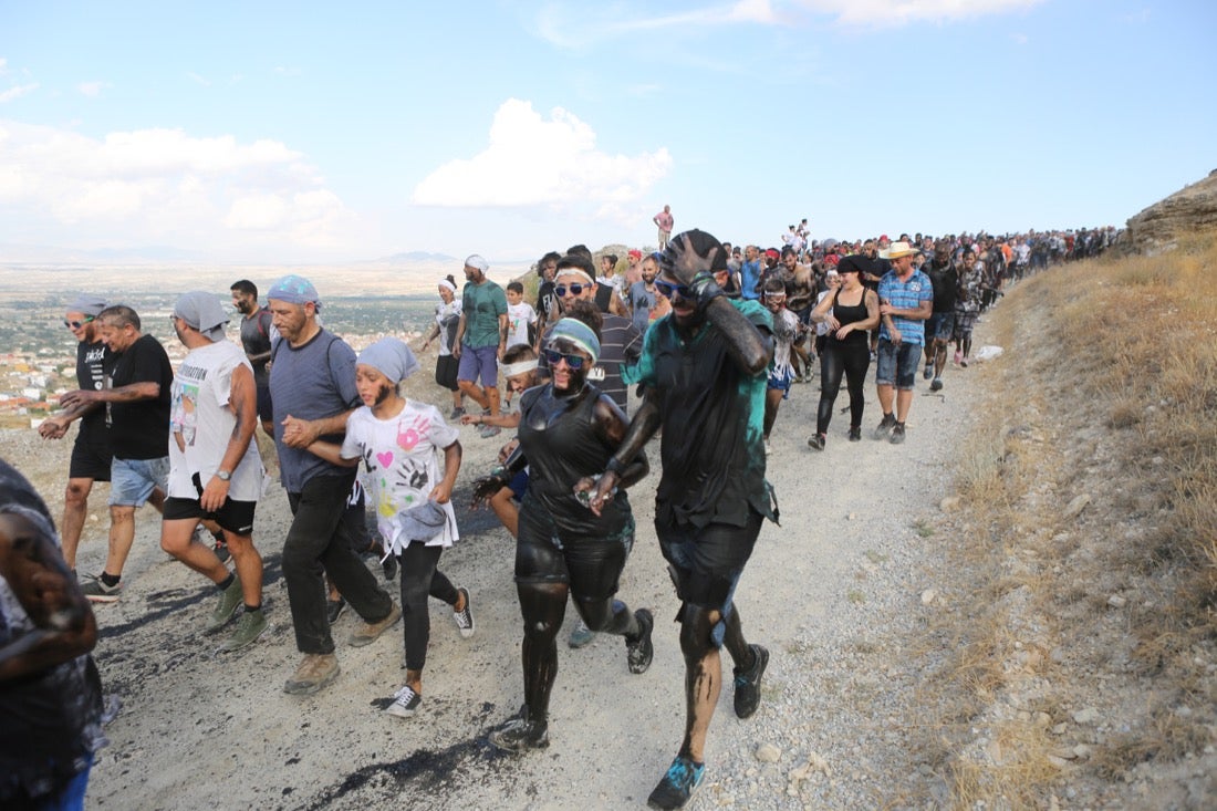 Aquí puedes ver una selección de las mejores fotografías del multitudinario Cascamorras, que ha reunido a unas 15.000 personas en Baza