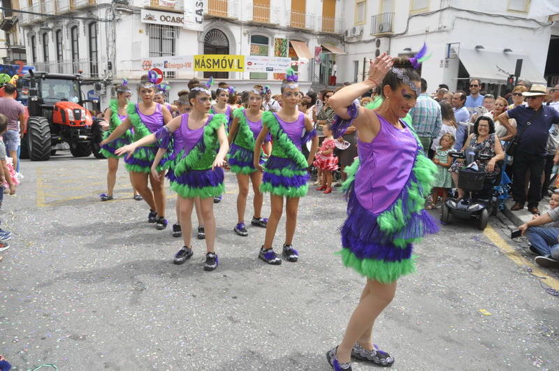 Los bastetanos abarrotan las calles para presenciar la cabalgata de las fiestas