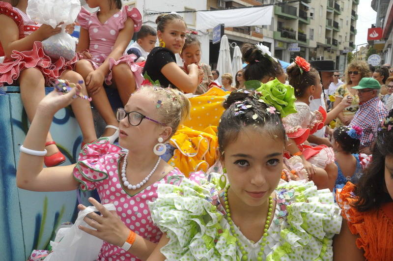 Los bastetanos abarrotan las calles para presenciar la cabalgata de las fiestas