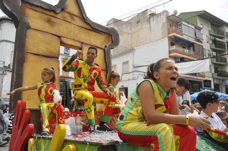 Los bastetanos abarrotan las calles para presenciar la cabalgata de las fiestas