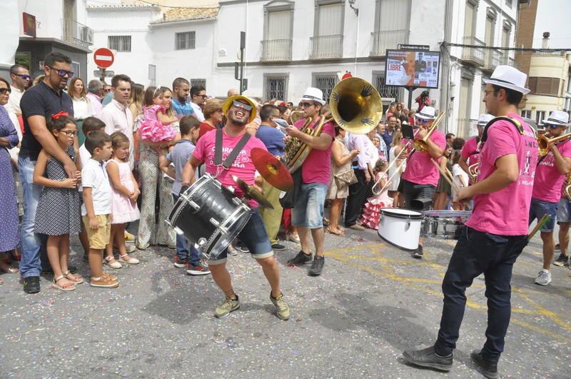 Los bastetanos abarrotan las calles para presenciar la cabalgata de las fiestas