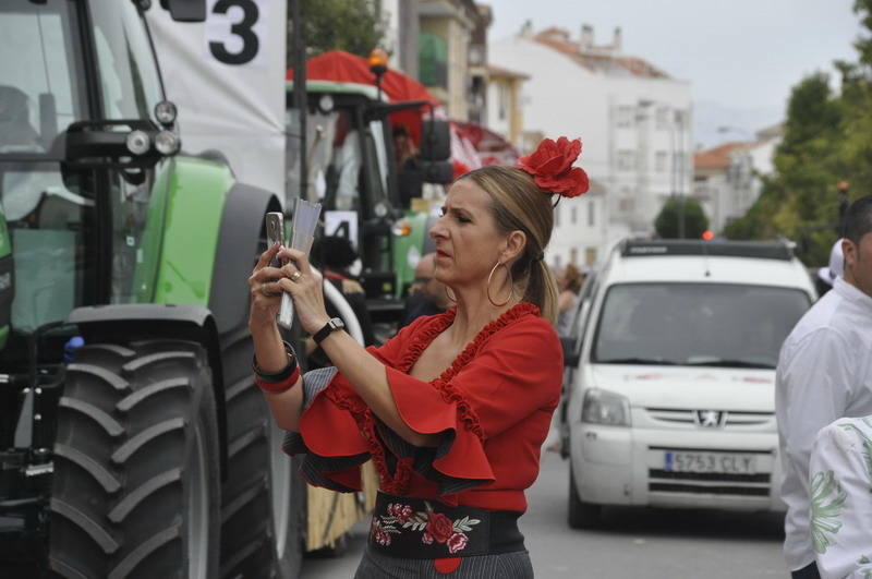 Los bastetanos abarrotan las calles para presenciar la cabalgata de las fiestas