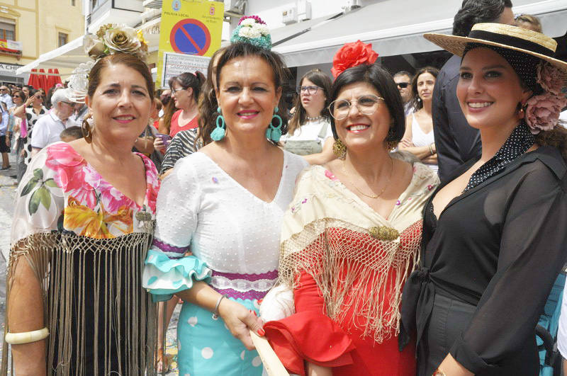 Los bastetanos abarrotan las calles para presenciar la cabalgata de las fiestas