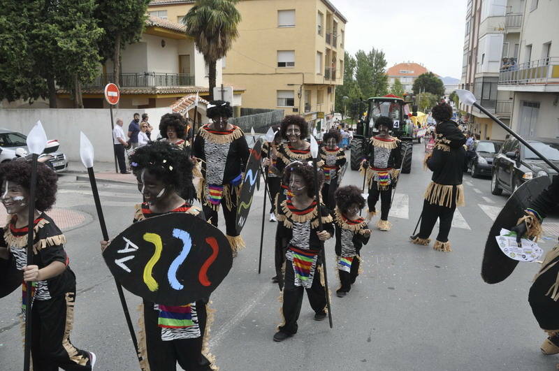 Los bastetanos abarrotan las calles para presenciar la cabalgata de las fiestas