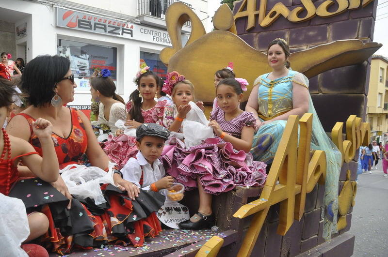 Los bastetanos abarrotan las calles para presenciar la cabalgata de las fiestas