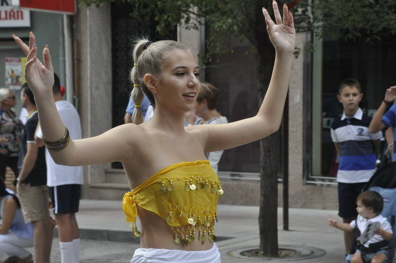 Los bastetanos abarrotan las calles para presenciar la cabalgata de las fiestas