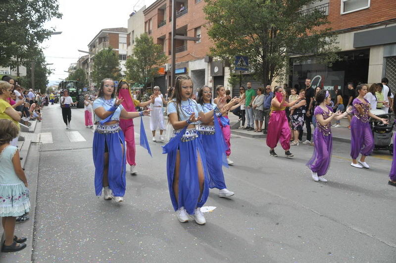 Los bastetanos abarrotan las calles para presenciar la cabalgata de las fiestas