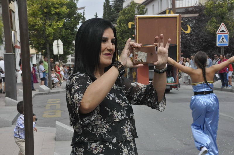 Los bastetanos abarrotan las calles para presenciar la cabalgata de las fiestas