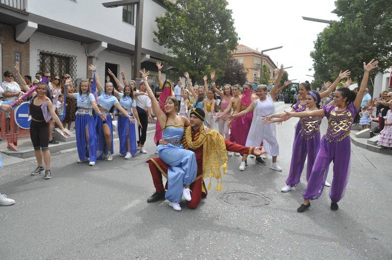 Los bastetanos abarrotan las calles para presenciar la cabalgata de las fiestas