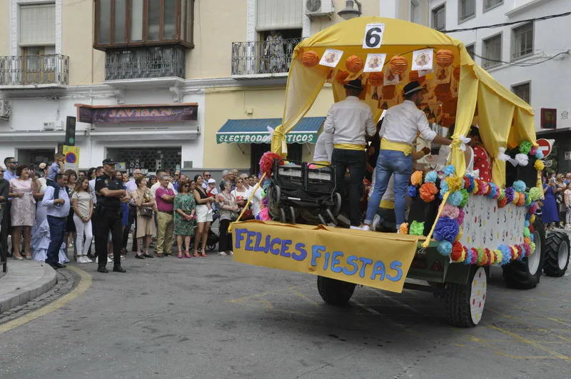 Los bastetanos abarrotan las calles para presenciar la cabalgata de las fiestas