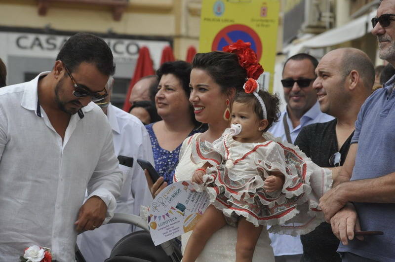 Los bastetanos abarrotan las calles para presenciar la cabalgata de las fiestas