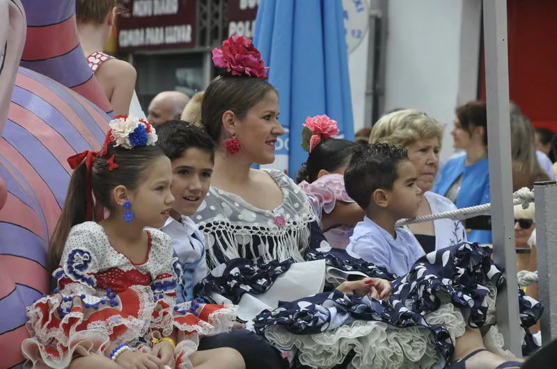 Los bastetanos abarrotan las calles para presenciar la cabalgata de las fiestas